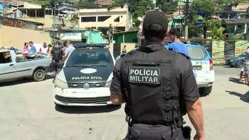 PMs e policiais civis da Divisão de Homicídios da Baixada Fluminense estiveram no local do crime