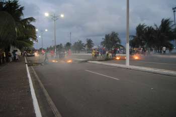 Ambulantes  bloquearam via litorânea de Jaraguá na tarde de hoje (13).