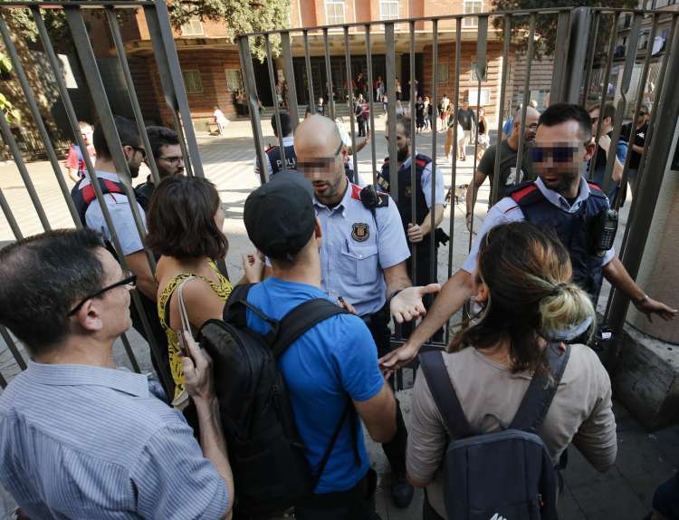 Policiais tentam impedir que pessoas entrem em escola que servirá de colégio eleitoral para o referendo em Barcelona