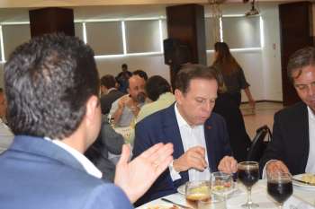 Prefeito por Maceió, Rui Palmeira conversa com João Dória, durante almoço.