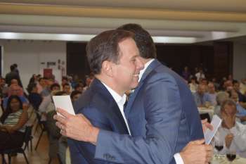 João Doria e Rui Palmeira se abraçam durante solenidade de entrega do Título de Cidadão Honorário de Maceió.