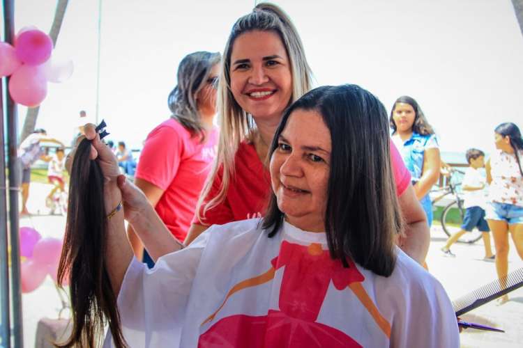 Fabiana Costa participa da campanha Maceió Rosa com doação de cabelo.