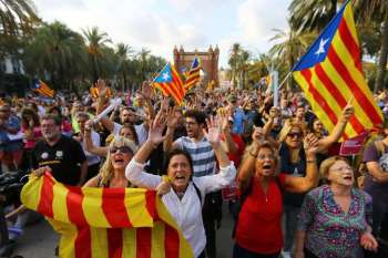 Manifestantes pedem a independência da Catalunha.