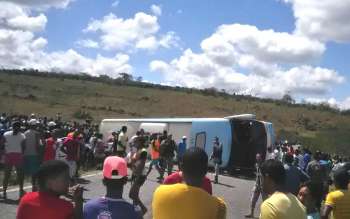 Ônibus tombou na região de Piritiba