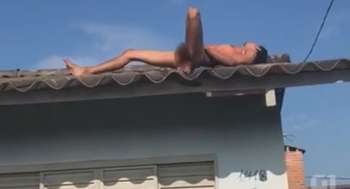 Preso tenta fugir nu pelo telhado de uma casa
