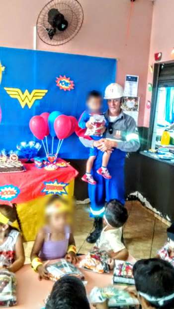 O eletricista João Neto faz trabalho voluntário e participou de ação no Dia das Crianças