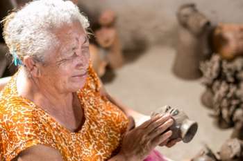 Nascida no mítico povoado Muquém, a mestre artesã Patrimônio Vivo de Alagoas, Dona Irinéia, leva para o mundo os contornos expressivos dos seus ancestrais