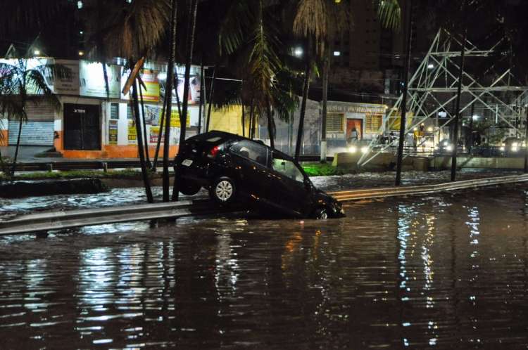 Carro ficou danificado após enchente na Avenida Orosimbo Maia