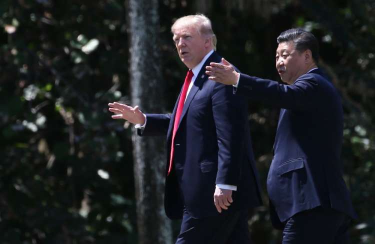 O presidente dos EUA Donald Trump e o presidente da China Xi Jinping caminham após uma reunião em Palm Beach, na Flórida, nos EUA
