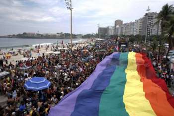 Parada do Orgulho LGBT leva milhares à orla de Copacabana