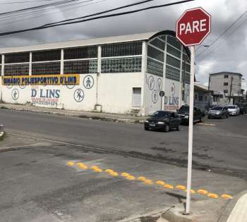 Placas de “Pare” e tachões também foram colocados no cruzamento com a Rua João Lins Calheiros, para que os condutores reduzam a velocidade e evitem acidentes.