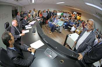 Presidente Otávio Praxedes conduz solenidade em auditório no TJ.