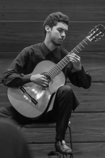 Sesc promove concerto gratuito com violonista Nicolas Silva