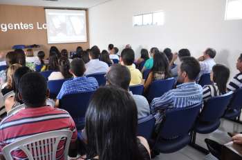 Cidadãos alagoanos assistem vídeo sobre serviços on-line
