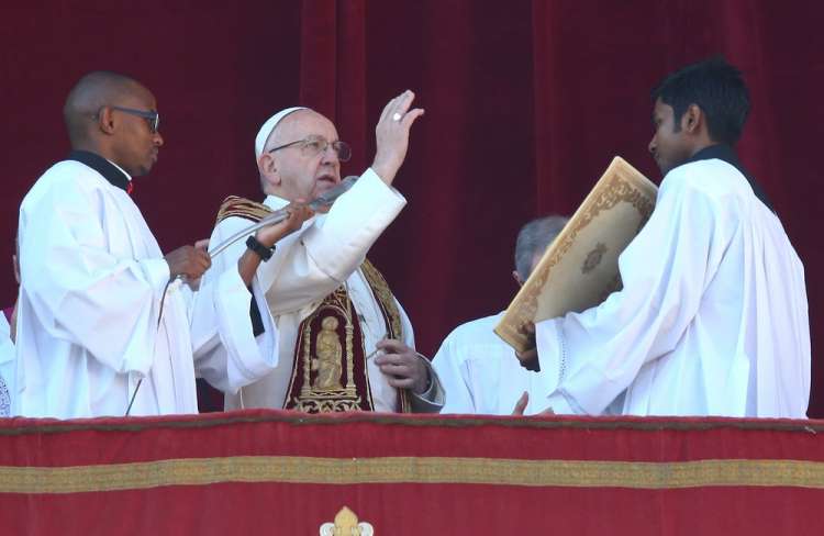 O papa Francisco profere mensagem de Natal na praça São Pedro, no Vaticano, na manhã desta segunda-feira (25).