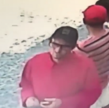 Suspeito está trajando camisa de cor vermelha e boné