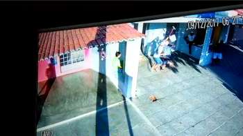 Em Acari, dono de lotérica reagiu a assalto com golpes de vassoura (Foto: Reprodução)