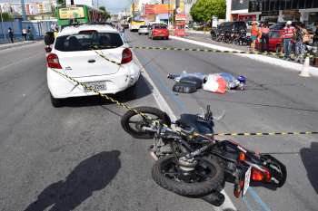 Acidente deixou uma motociclista morta na tarde de hoje (19) na frente de um shopping no bairro da Mangabeiras.