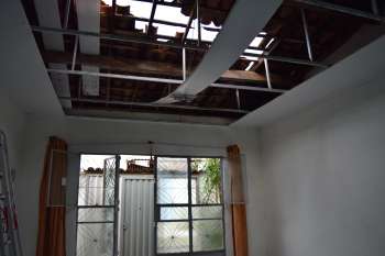 Residência teve telhado parcialmente destruído