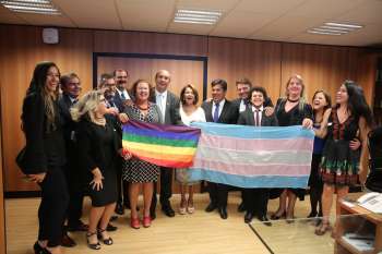 O ministro da Educação homologou nesta quarta o uso do nome social por transexuais e travestis na educação básica brasileira