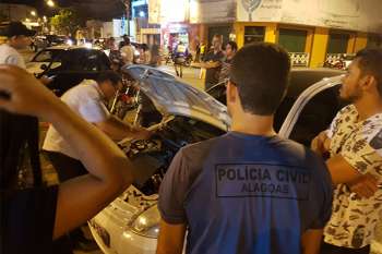 Policiais civis fiscalizam veículo durante a operação