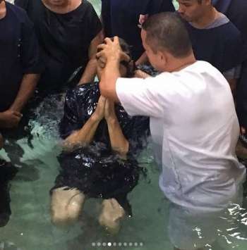 Artista compartilhou fotos do batismo nas suas redes sociais