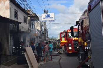 Incêndio destrói loja de som automotivo no Jacintinho (4)
