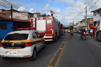 Incêndio destrói loja de som automotivo no Jacintinho (4)