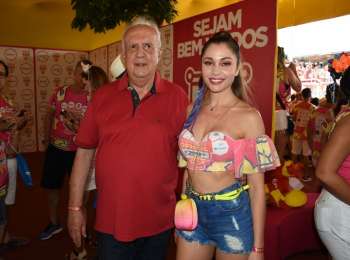 Maria Melilo e Jarbas Vasconcelos pularam Carnaval no Galo da Madrugada, em Recife, Pernambuco
