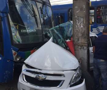 Motorista do carro ficou ferido após colisão na Zona Sul do Recife
