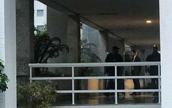 Agentes da Polícia Federal e do Ministério Público chegaram por volta das 6h em condomínio na Av. Prefeito Dulcidio Cardoso, na Barra