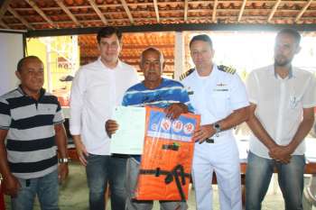 Pescadores deodorenses recebem registros de embarcações da Capitania dos Portos