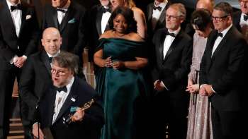 Elenco de 'A forma da água' sobe no palco do Oscar para celebrar prêmio de Melhor Filme