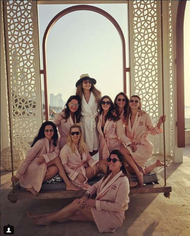 Foto que foi postada no Instagram de Mina Basaran mostra ela e amigas em hotel de luxo em Dubai com a legenda #minasbachelorette (despedida de solteira da Mina). Mídia turca diz que amigas eram as passageiras de jato que caiu neste domingo (11) no sudoeste do Irã