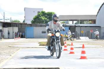 Motociclistas terão aulas e exame em vias públicas para tirar CNH (Foto: Honda/Divulgação) 