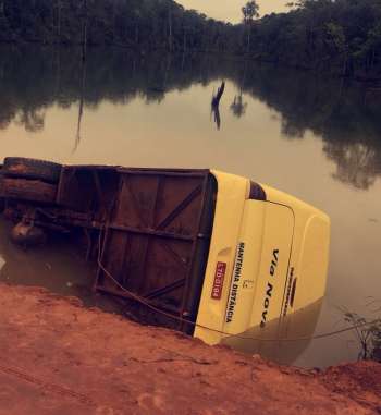 Passageira morre após ônibus com 42 trabalhadores cair em represa