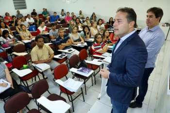 Governador Renan Filho durante conversa com alunos de um cursinho preparatório da capital, onde fez anúncio de concurso, ouviu sugestões e respondeu a perguntas dos candidatos
