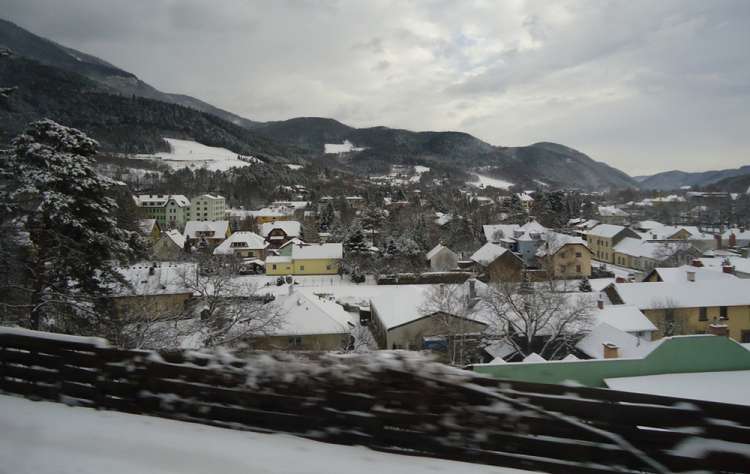 Cidade coberta pela neve nos Alpes suíços, próxima à fronteira com o Norte da Itália, em imagem de arquivo 