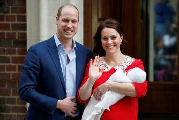 A duquesa de Cambridge Kate Middleton e o príncipe William mostram seu filho recém-nascido à mídia em frente ao Hospital St Mary, no centro de Londres, na Inglaterra