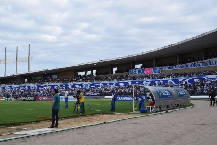 Torcida do CSA foi maioria em primeiro jogo da final do Campeonato Alagoano