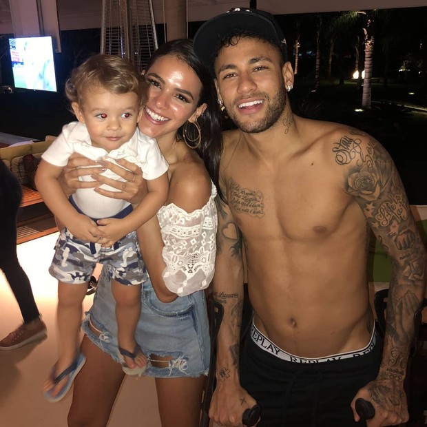 Bruna Marquezine e Neymar posam cm bebê e seguidores pedem filhos