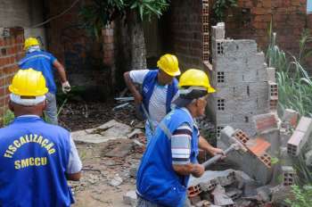 Demolição de casas desocupadas na Grota Santo Amaro Foto:Marco Antônio/Secom Maceió