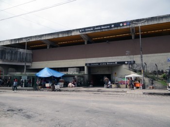Atropelamento aconteceu próximo à Estação Joana Bezerra, no Recife 