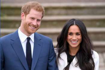 Príncipe Harry e Meghan Markle posa para foto durante evento no Palácio de Kensington, em Londres
