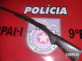 Arma apreendida com suspeito, em Delmiro Gouveia