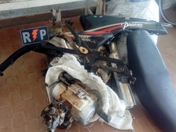 Peças do ciclomotor furtado encontradas com dois adolescentes em Arapiraca