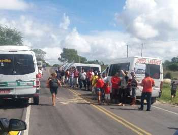 Motoristas de vans interditam km 82 da BR 316, em Santana do Ipanema