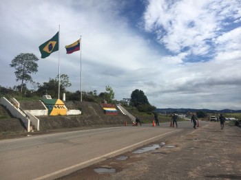 Fronteira entre o Brasil e Venezuela amanheceu fechada na manhã deste sábado (19) e deve permanecer até a segunda (21); eleições na Venezuela ocorrem neste domingo (19) (Foto: Emily Costa/G1 RR) 