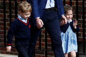 Charlotte e George chegam com o pai, o príncipe William, ao hospital para conhecer o irmão