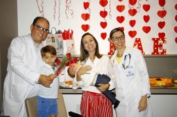 Presidente da Santacoop, Antônio Alício, homenageia médicas cooperadas